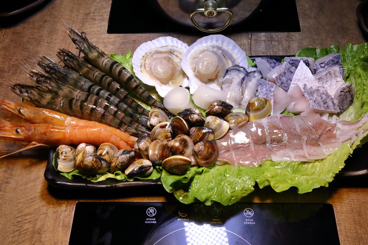 【食。內湖】金鍋盃二館～內湖火鍋。霸氣火鍋果然名不虛傳！大胃王海陸火鍋霸氣登場，菜吃不夠可以加，就是不怕客人吃，只怕肚子塞不下！