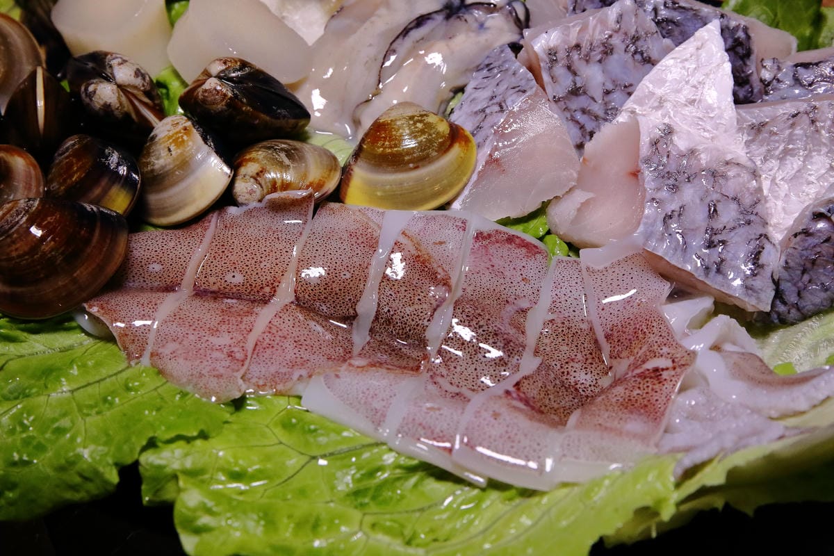 【食。內湖】金鍋盃二館～內湖火鍋。霸氣火鍋果然名不虛傳！大胃王海陸火鍋霸氣登場，菜吃不夠可以加，就是不怕客人吃，只怕肚子塞不下！