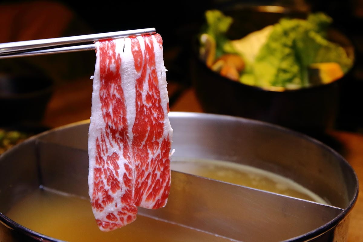 【食。內湖】金鍋盃二館～內湖火鍋。霸氣火鍋果然名不虛傳！大胃王海陸火鍋霸氣登場，菜吃不夠可以加，就是不怕客人吃，只怕肚子塞不下！