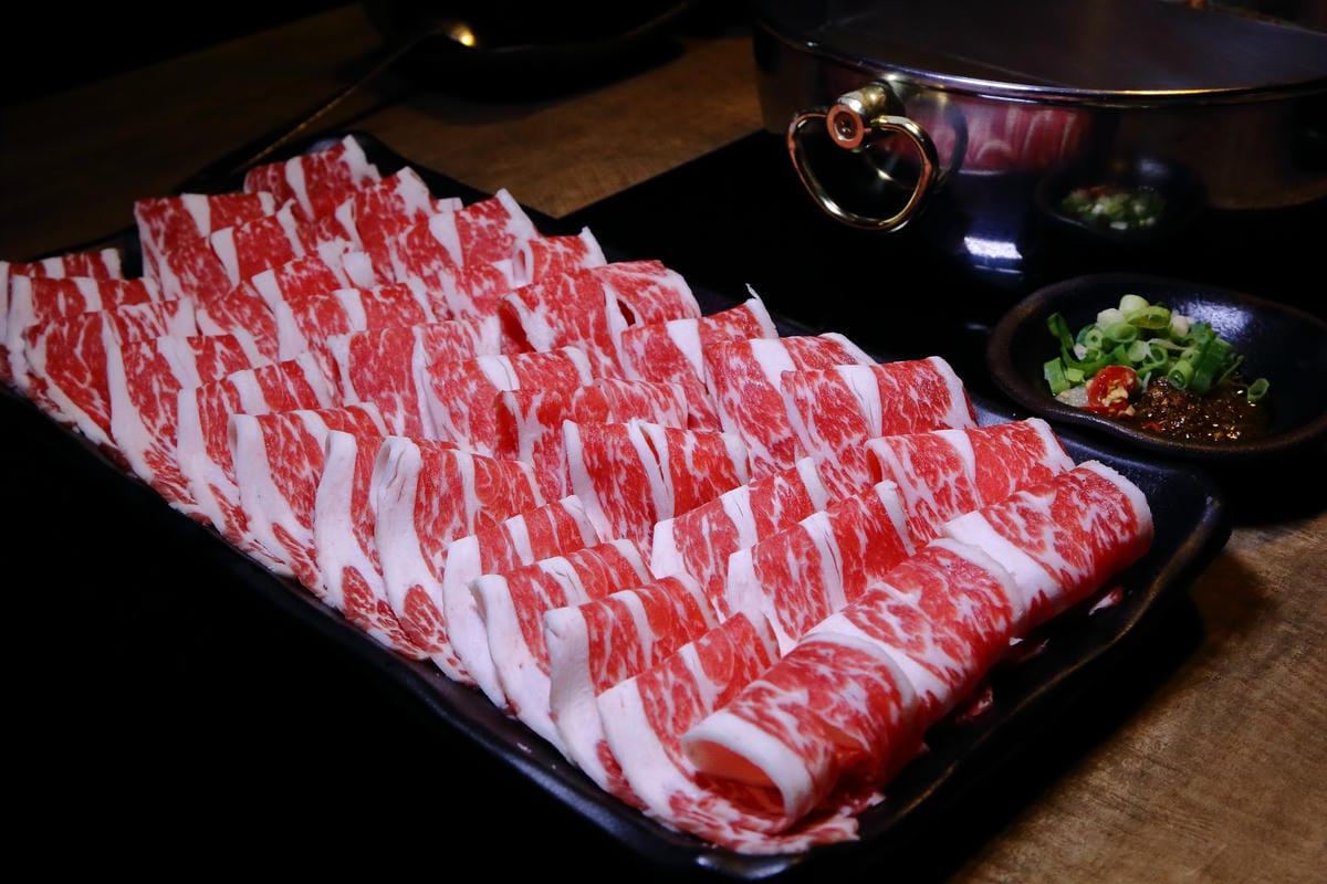 【食。內湖】金鍋盃二館～內湖火鍋。霸氣火鍋果然名不虛傳！大胃王海陸火鍋霸氣登場，菜吃不夠可以加，就是不怕客人吃，只怕肚子塞不下！