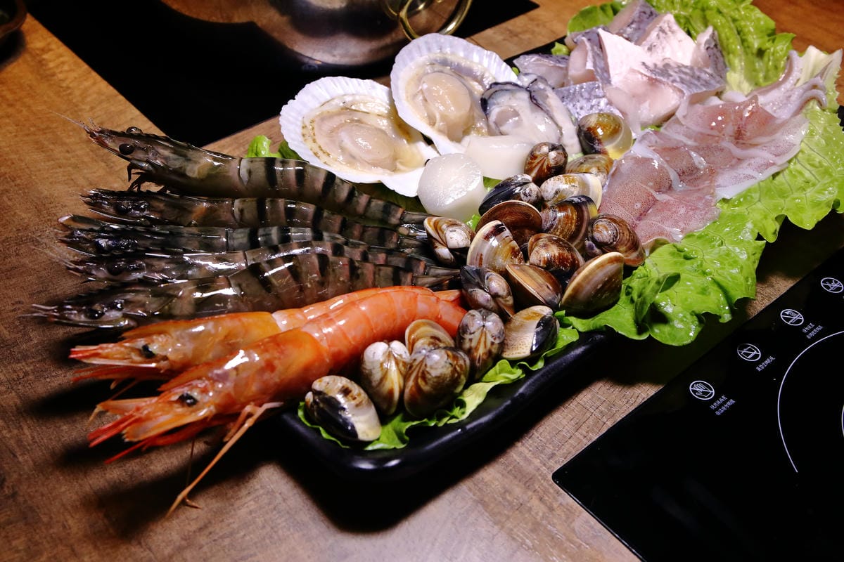 【食。內湖】金鍋盃二館～內湖火鍋。霸氣火鍋果然名不虛傳！大胃王海陸火鍋霸氣登場，菜吃不夠可以加，就是不怕客人吃，只怕肚子塞不下！