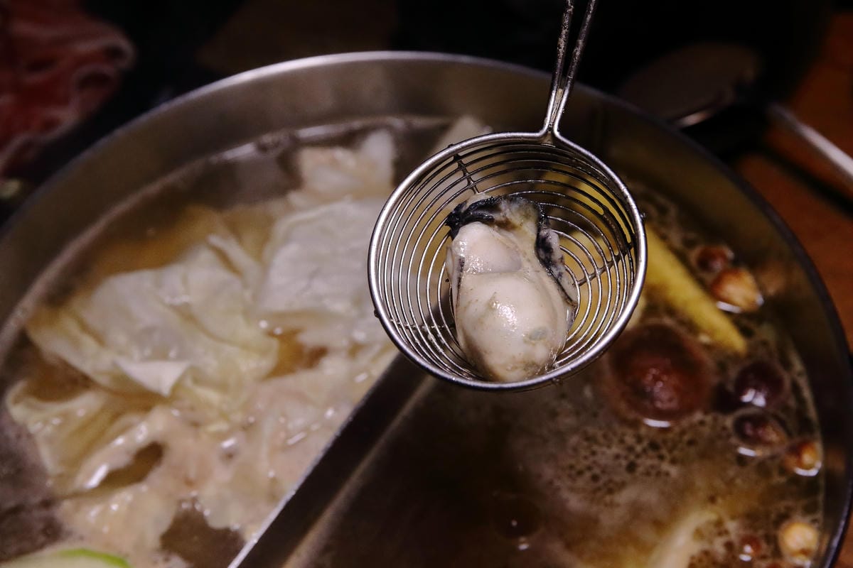 【食。內湖】金鍋盃二館～內湖火鍋。霸氣火鍋果然名不虛傳！大胃王海陸火鍋霸氣登場，菜吃不夠可以加，就是不怕客人吃，只怕肚子塞不下！