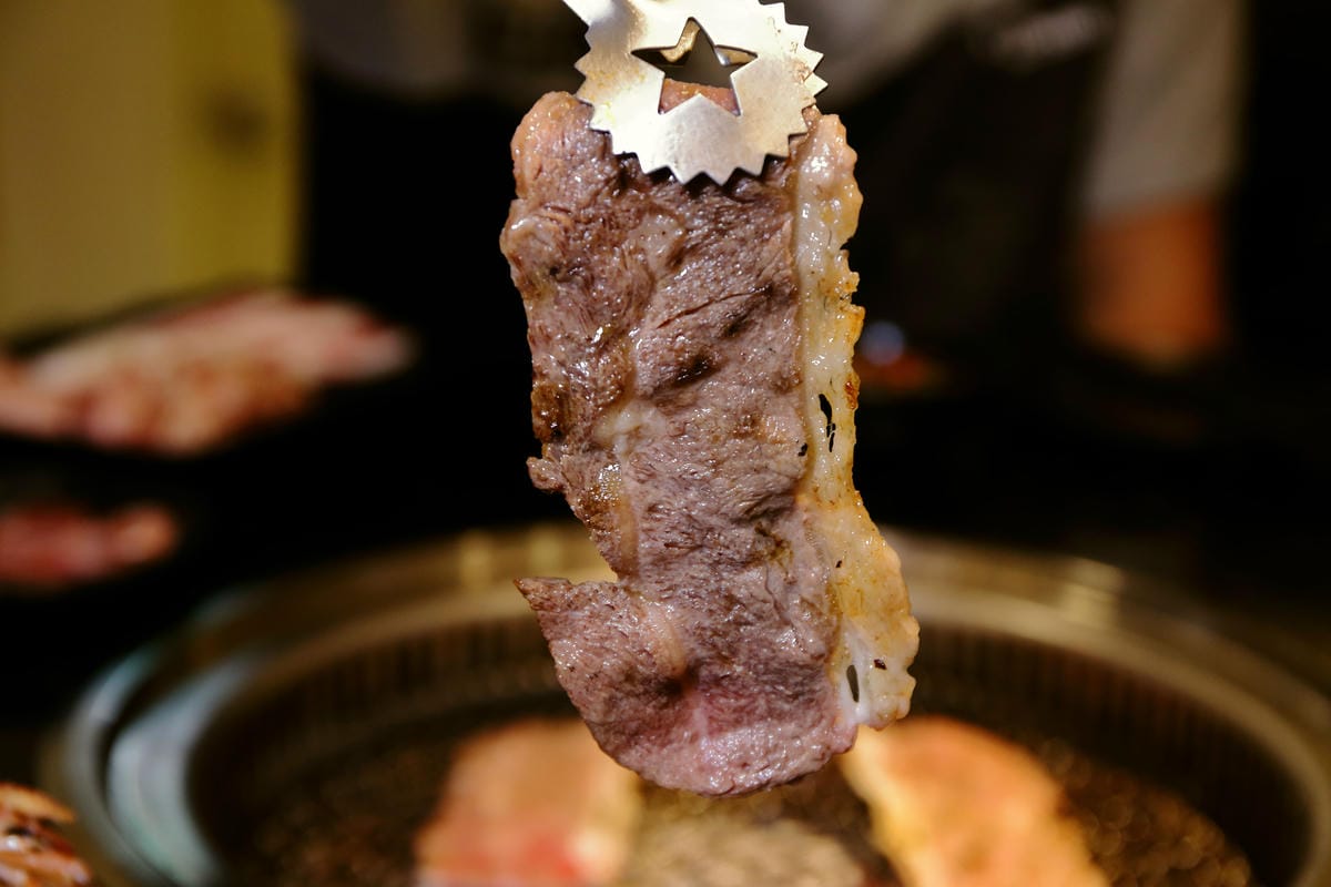 【食。萬華】瓦崎燒烤火鍋～霸氣！燒烤、火鍋、啤酒全包吃到飽，老闆不怕你吃，就怕你吃不下！