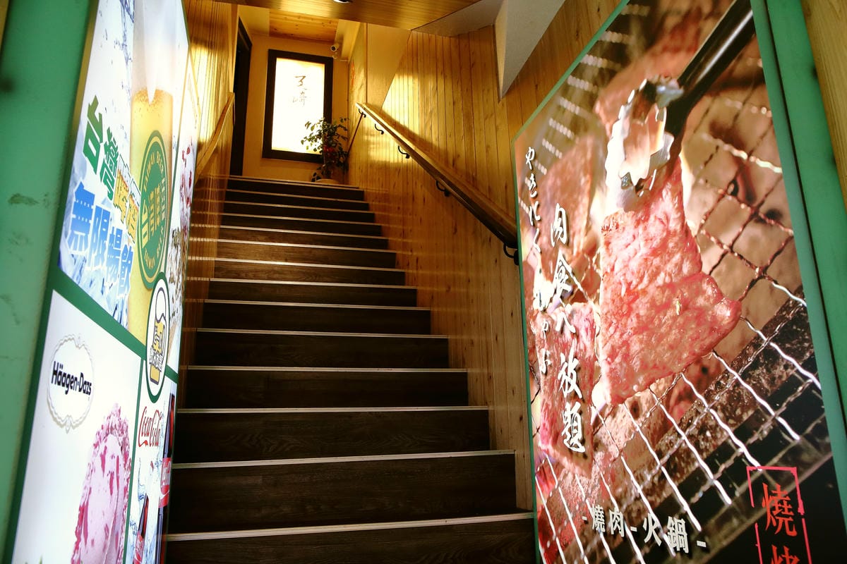 【食。萬華】瓦崎燒烤火鍋～霸氣！燒烤、火鍋、啤酒全包吃到飽，老闆不怕你吃，就怕你吃不下！