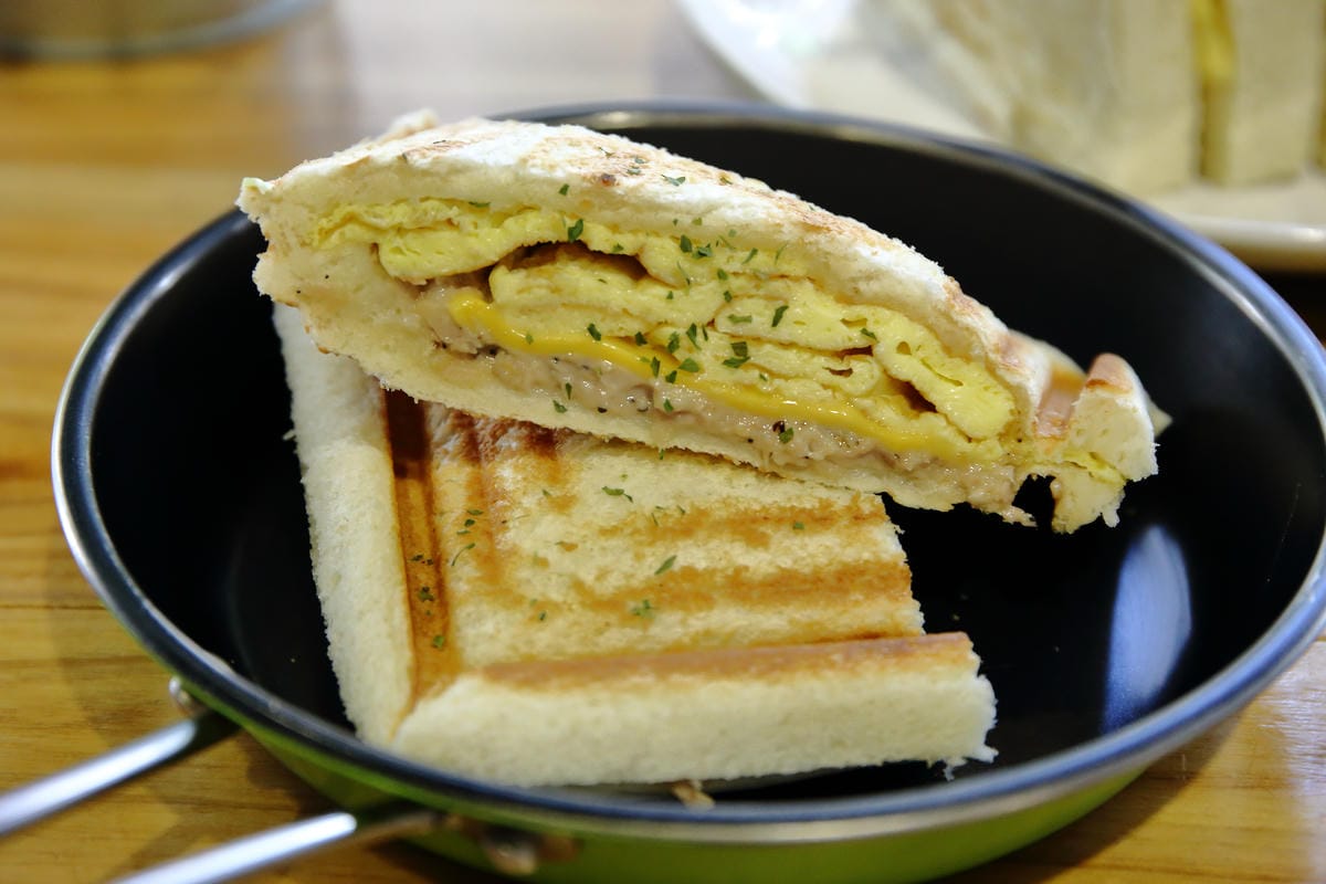 【食。林口】明治好食～A9 林口站。林口超人氣早午餐，手作肉排/創意吐司，想吃？請耐心排隊！