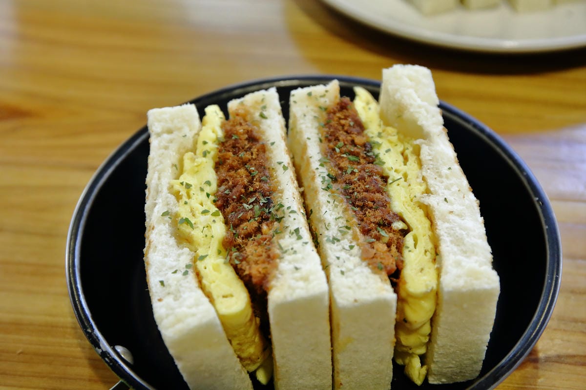 【食。林口】明治好食～A9 林口站。林口超人氣早午餐，手作肉排/創意吐司，想吃？請耐心排隊！