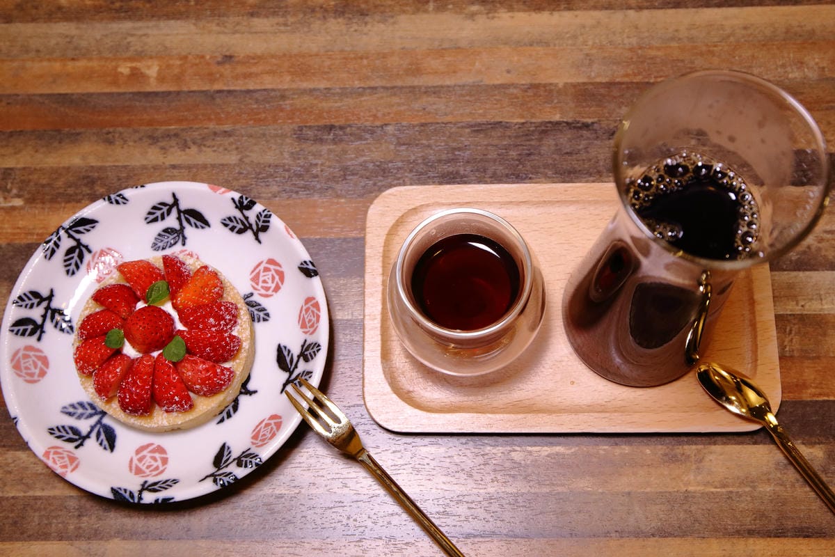 【食。台北】光扉5號～烏雲特色甜點店。Ig打卡新熱點，療癒系手作人氣甜點。窗內一片烏雲快要下雨了…？