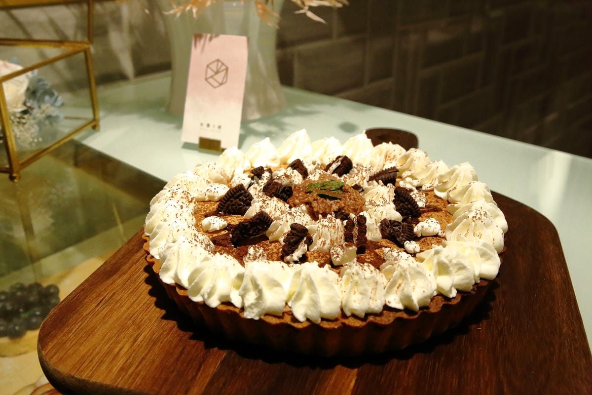 【食。台北】光扉5號～烏雲特色甜點店。Ig打卡新熱點，療癒系手作人氣甜點。窗內一片烏雲快要下雨了…？