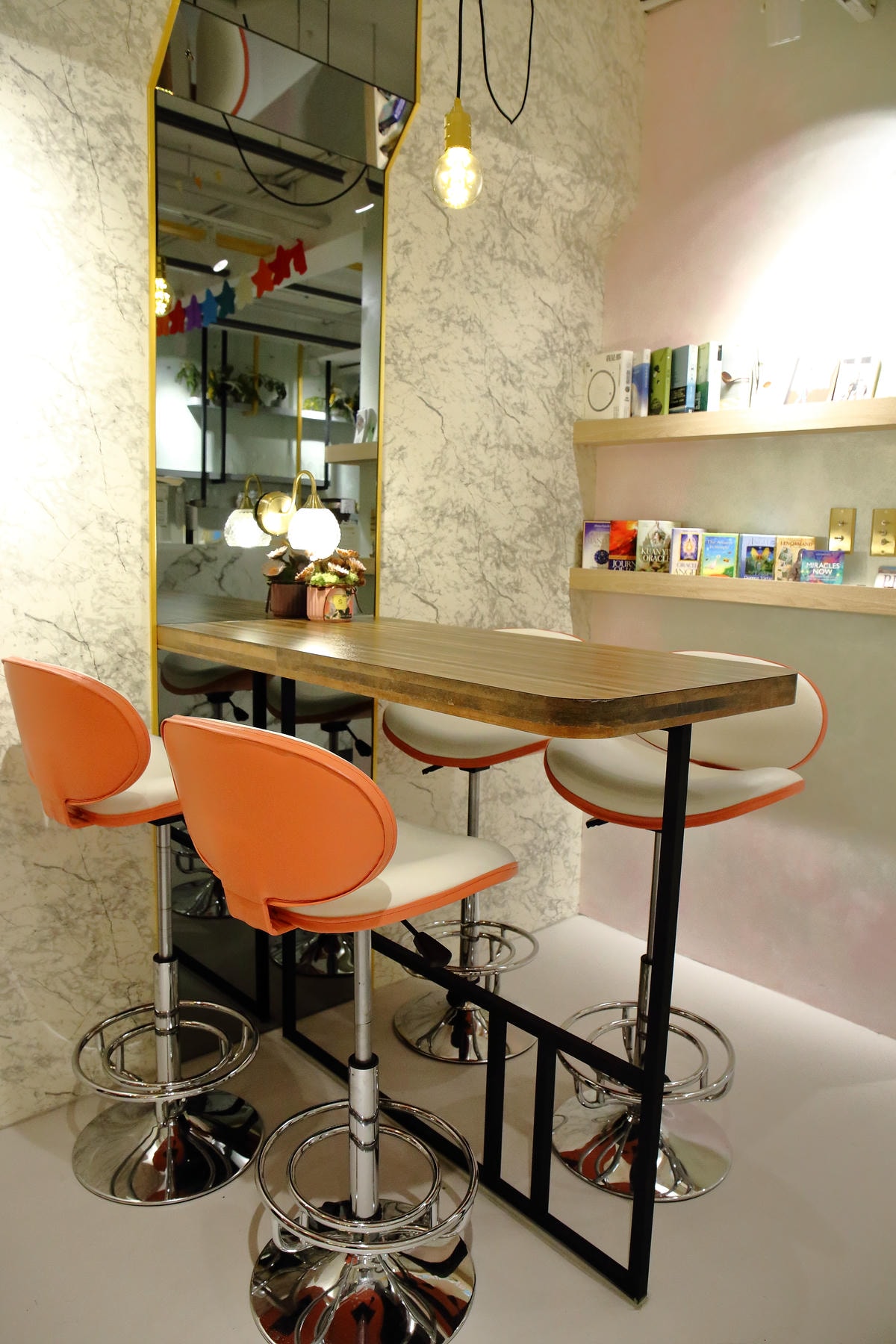 【食。台北】光扉5號烏雲特色甜點店。Ig打卡新熱點,療癒系手作人氣甜點。窗內一片烏雲快要下雨了…?