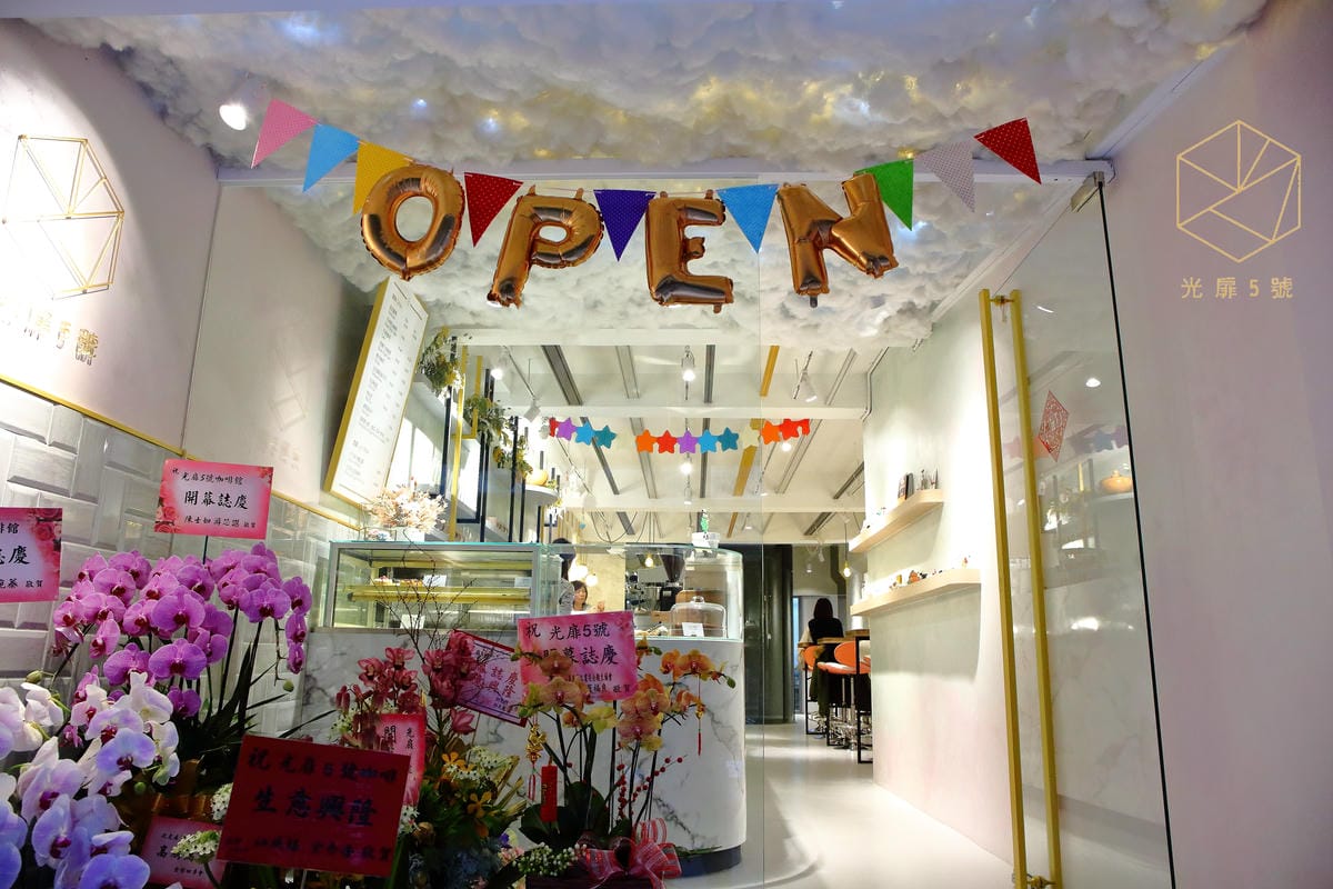 【食。台北】光扉5號～烏雲特色甜點店。Ig打卡新熱點，療癒系手作人氣甜點。窗內一片烏雲快要下雨了…？