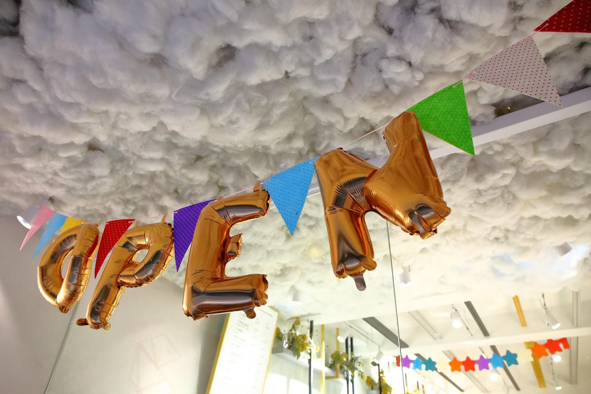 【食。台北】光扉5號～烏雲特色甜點店。Ig打卡新熱點，療癒系手作人氣甜點。窗內一片烏雲快要下雨了…？