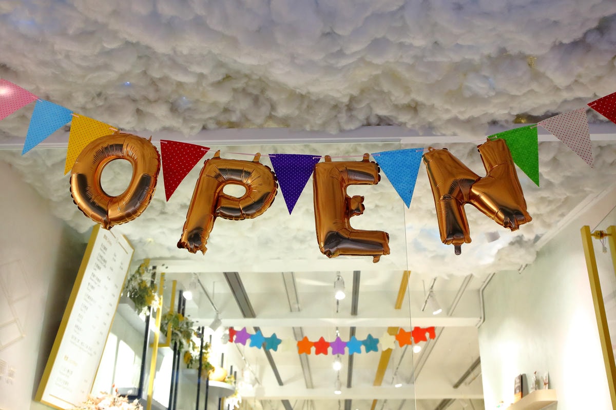 【食。台北】光扉5號烏雲特色甜點店。Ig打卡新熱點,療癒系手作人氣甜點。窗內一片烏雲快要下雨了…?