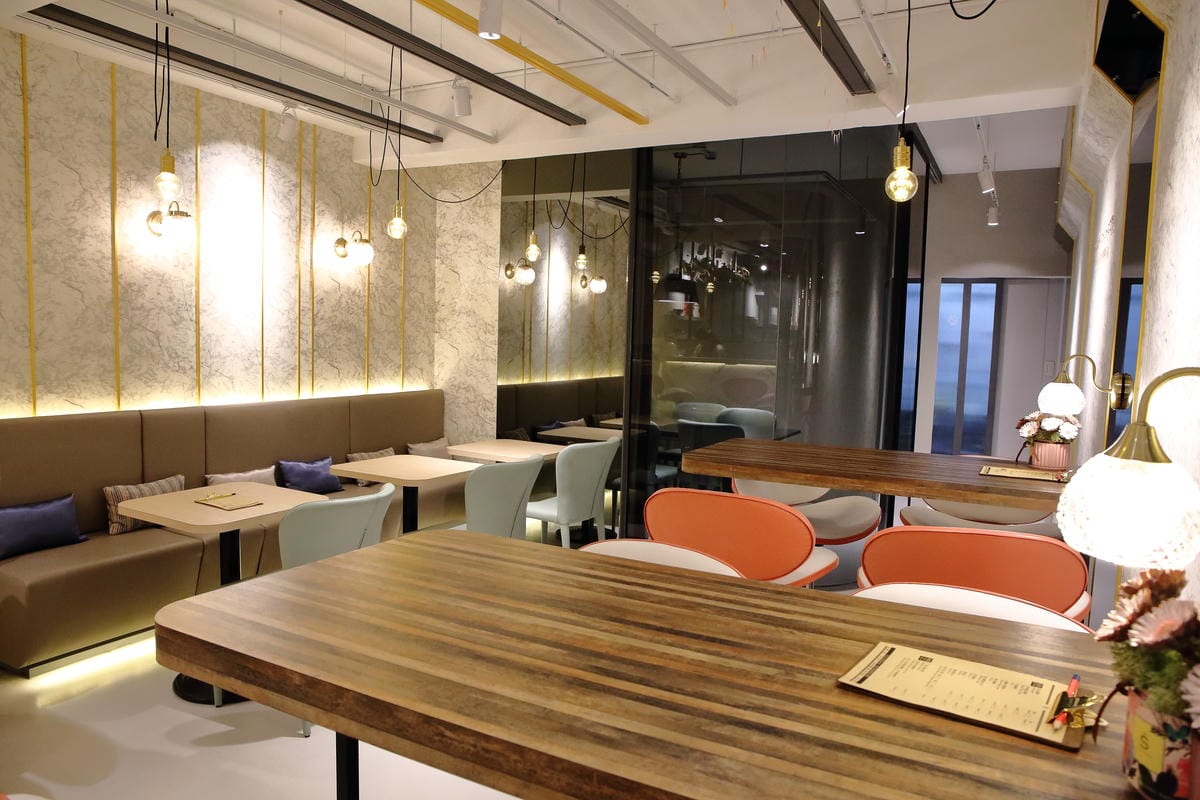 【食。台北】光扉5號～烏雲特色甜點店。Ig打卡新熱點，療癒系手作人氣甜點。窗內一片烏雲快要下雨了…？