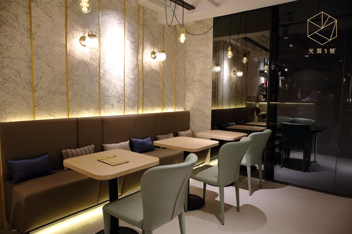 【食。台北】光扉5號～烏雲特色甜點店。Ig打卡新熱點，療癒系手作人氣甜點。窗內一片烏雲快要下雨了…？