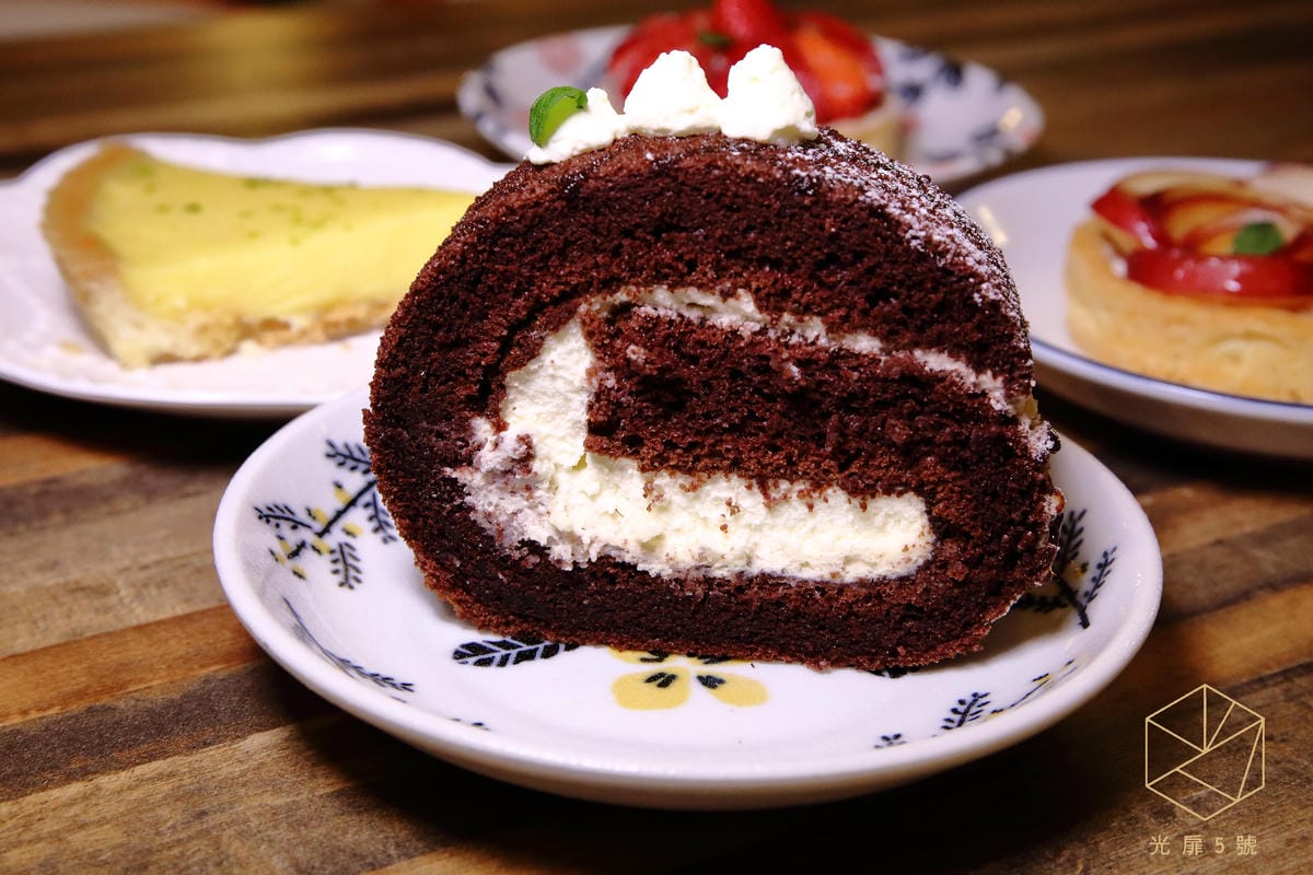 【食。台北】光扉5號～烏雲特色甜點店。Ig打卡新熱點，療癒系手作人氣甜點。窗內一片烏雲快要下雨了…？