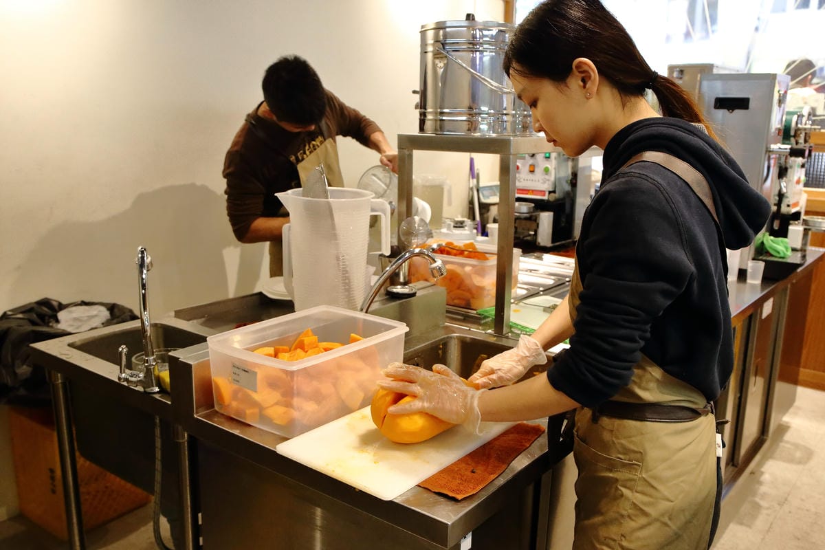 【食。桃園】佳佳牛乳大王～桃園最新美食廣場「筷食尚」最好喝滴加啦！香濃到凍未條的木瓜牛奶來拉！(已歇業)