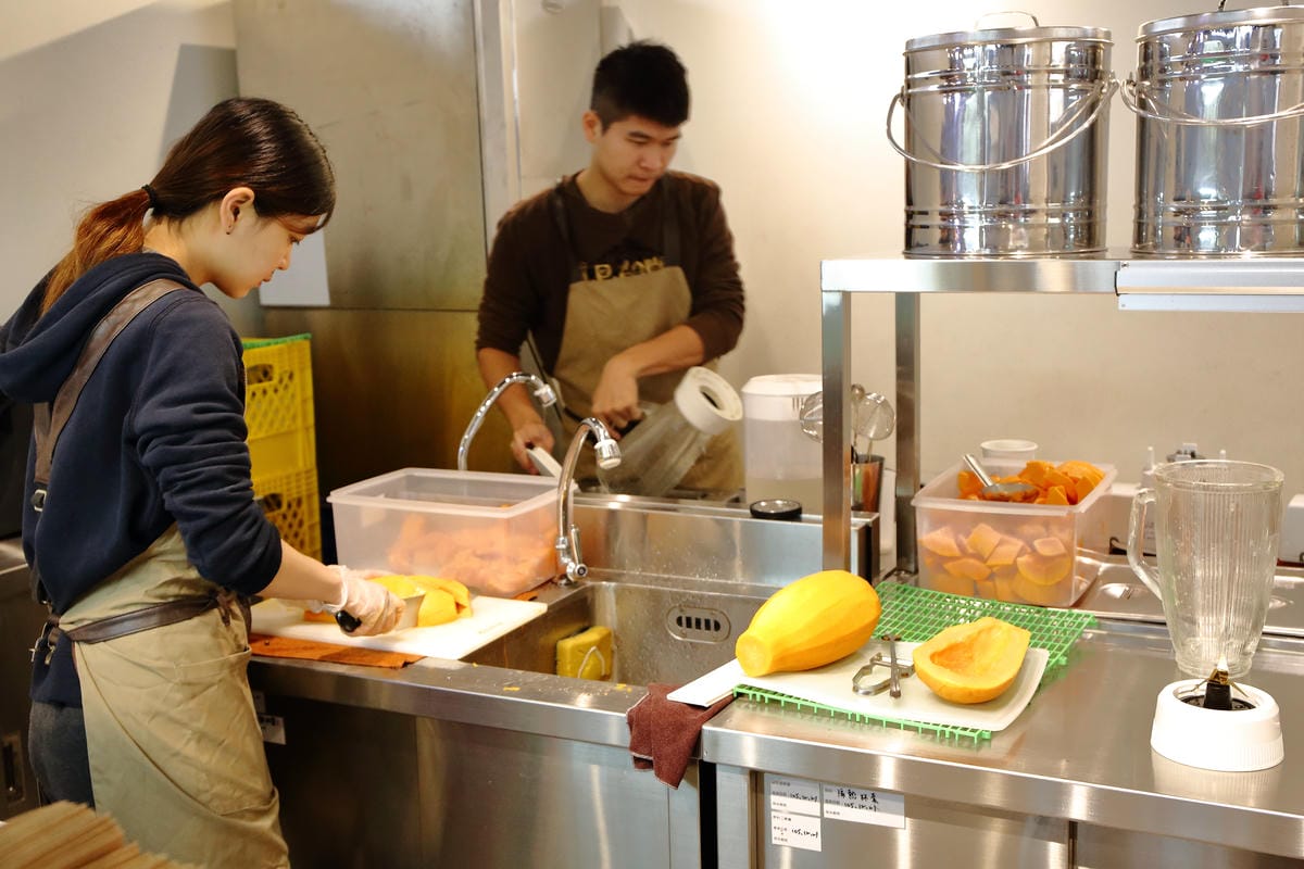 【食。桃園】佳佳牛乳大王～桃園最新美食廣場「筷食尚」最好喝滴加啦！香濃到凍未條的木瓜牛奶來拉！(已歇業)