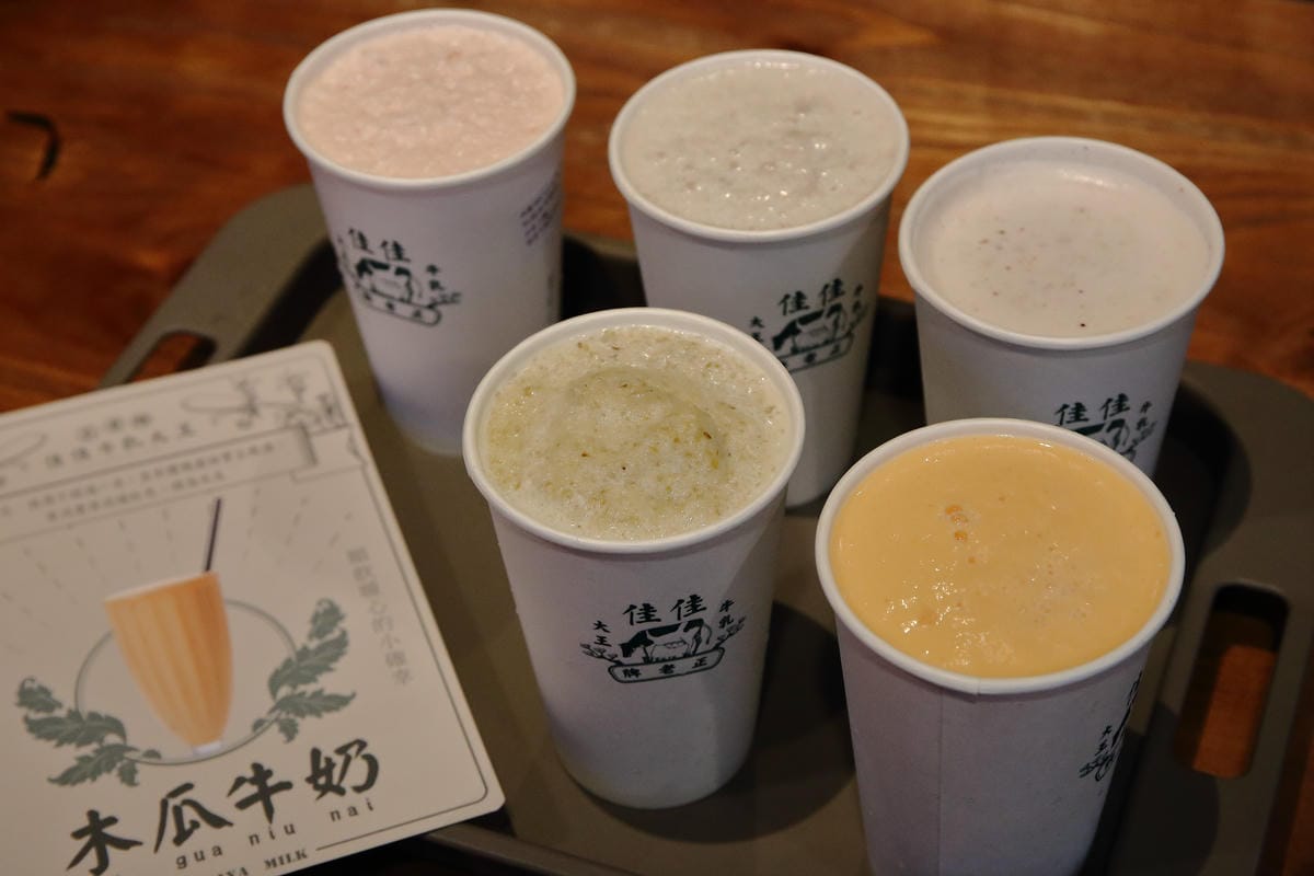 【食。桃園】佳佳牛乳大王～桃園最新美食廣場「筷食尚」最好喝滴加啦！香濃到凍未條的木瓜牛奶來拉！(已歇業)
