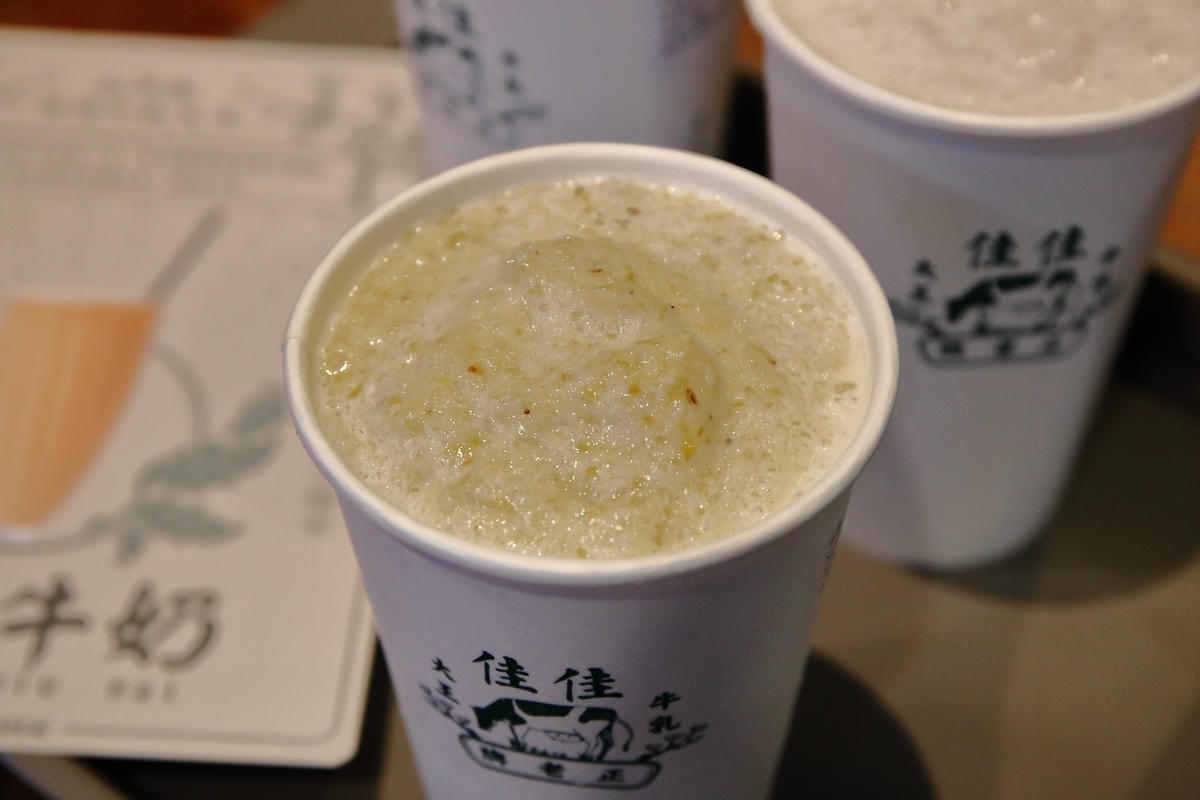 【食。桃園】佳佳牛乳大王～桃園最新美食廣場「筷食尚」最好喝滴加啦！香濃到凍未條的木瓜牛奶來拉！(已歇業)