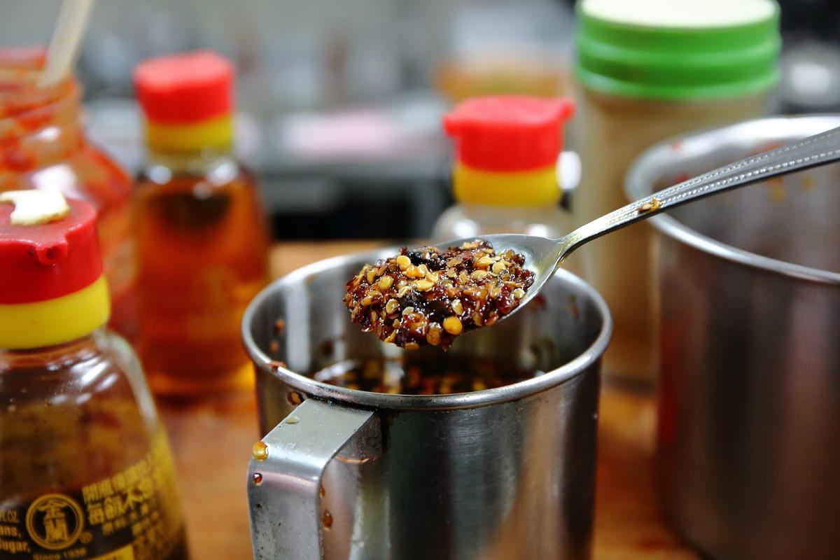 【食。八德】50巷麵店～三十年煮一碗麵，真材實料讓人心動又感動的古早味什錦麵，激推！俗夠大碗！！