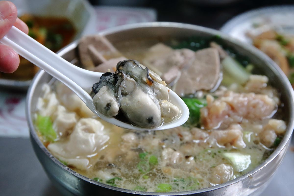 【食。八德】50巷麵店～三十年煮一碗麵，真材實料讓人心動又感動的古早味什錦麵，激推！俗夠大碗！！