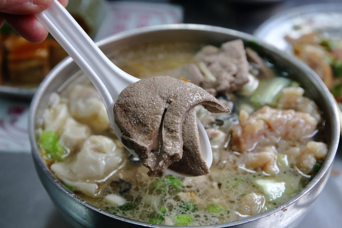 【食。八德】50巷麵店～三十年煮一碗麵，真材實料讓人心動又感動的古早味什錦麵，激推！俗夠大碗！！