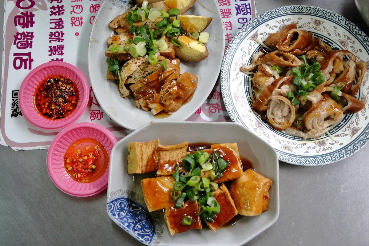 【食。八德】50巷麵店～三十年煮一碗麵，真材實料讓人心動又感動的古早味什錦麵，激推！俗夠大碗！！