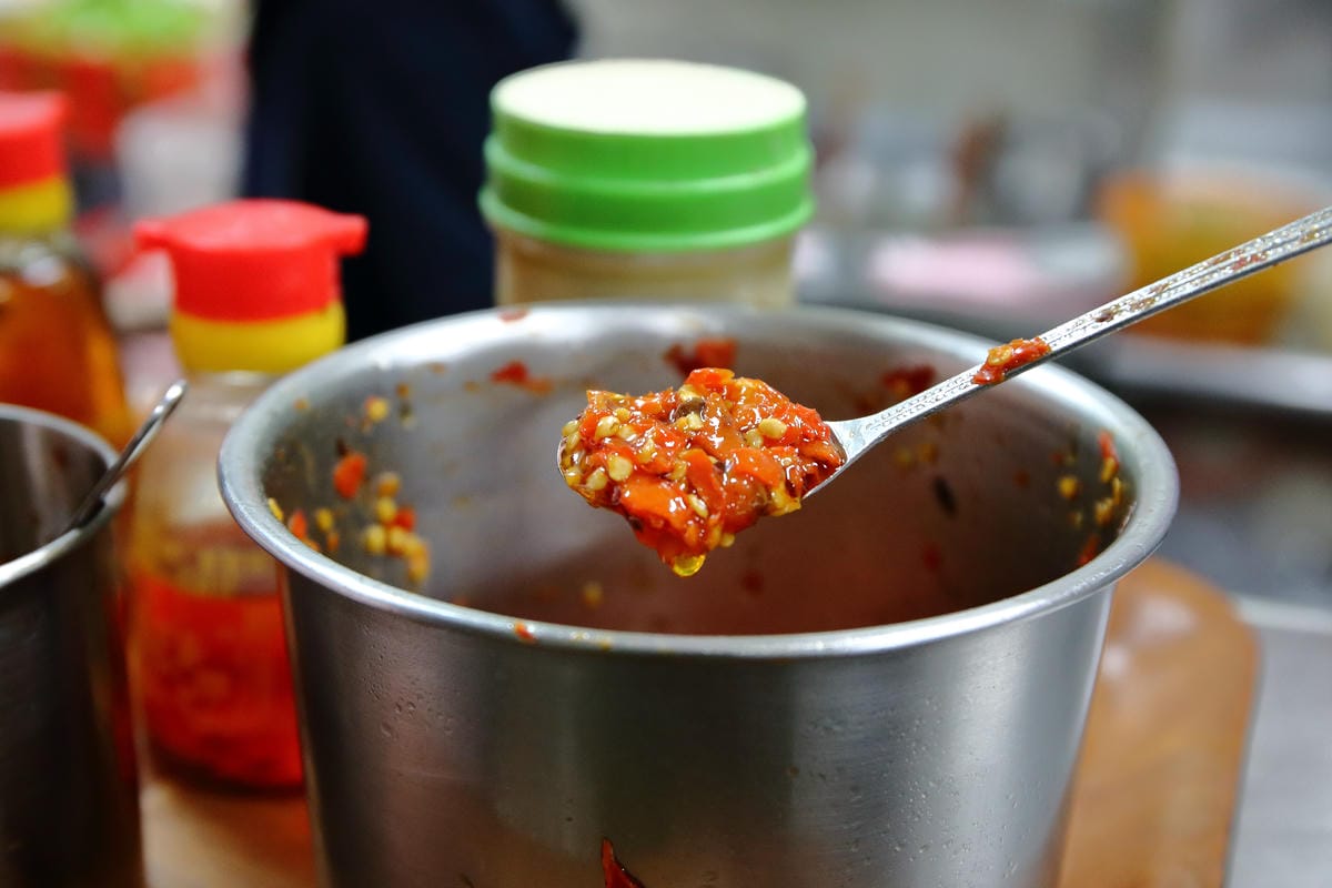 【食。八德】50巷麵店～三十年煮一碗麵，真材實料讓人心動又感動的古早味什錦麵，激推！俗夠大碗！！