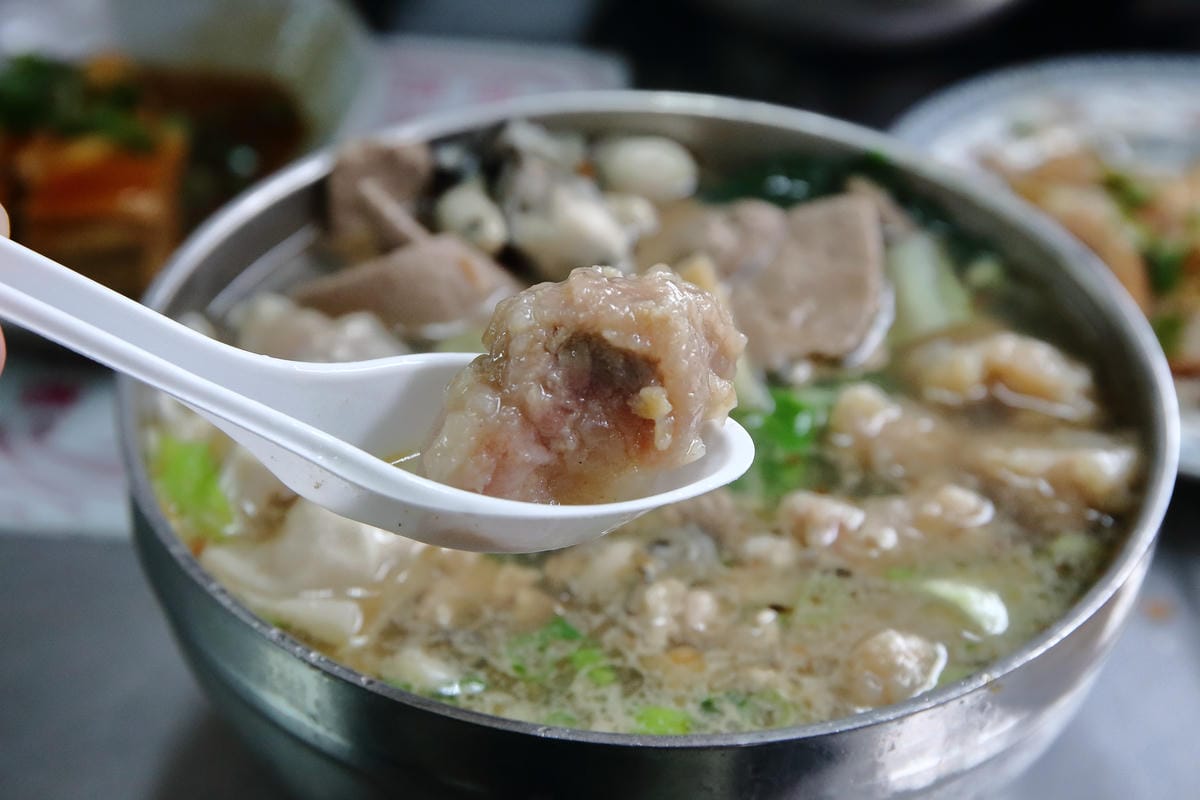 【食。八德】50巷麵店～三十年煮一碗麵，真材實料讓人心動又感動的古早味什錦麵，激推！俗夠大碗！！