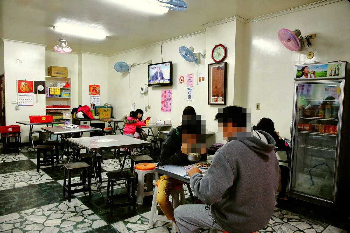 【食。八德】50巷麵店～三十年煮一碗麵，真材實料讓人心動又感動的古早味什錦麵，激推！俗夠大碗！！