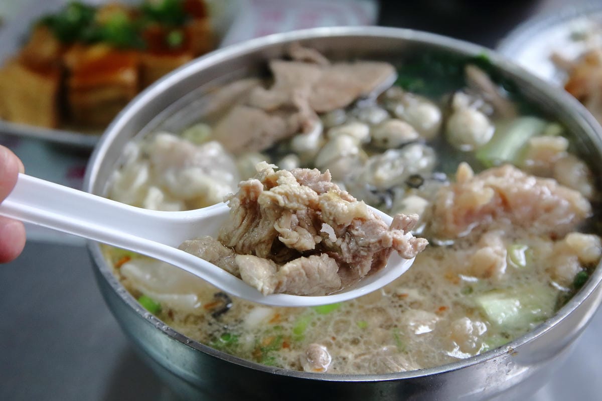 【食。八德】50巷麵店～三十年煮一碗麵，真材實料讓人心動又感動的古早味什錦麵，激推！俗夠大碗！！