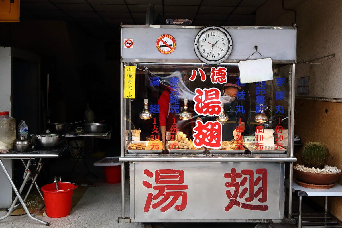 【食。八德】八德湯翅～在地人帶路，噴汁爆漿湯翅！下午時間排隊人潮湧現…薄脆外皮、肉鮮嫩多汁，一個不夠吃？再來一個！(已歇業)