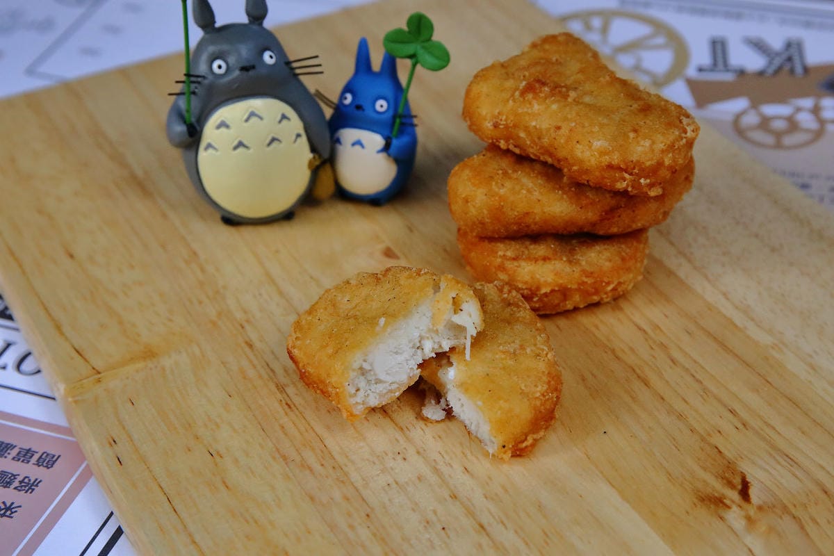 【食。八德】八德湯翅～在地人帶路，噴汁爆漿湯翅！下午時間排隊人潮湧現…薄脆外皮、肉鮮嫩多汁，一個不夠吃？再來一個！(已歇業)