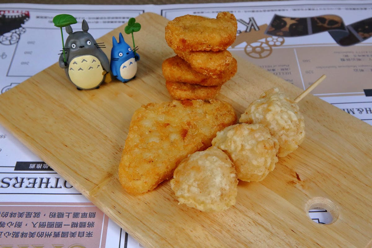 【食。八德】八德湯翅～在地人帶路，噴汁爆漿湯翅！下午時間排隊人潮湧現…薄脆外皮、肉鮮嫩多汁，一個不夠吃？再來一個！(已歇業)