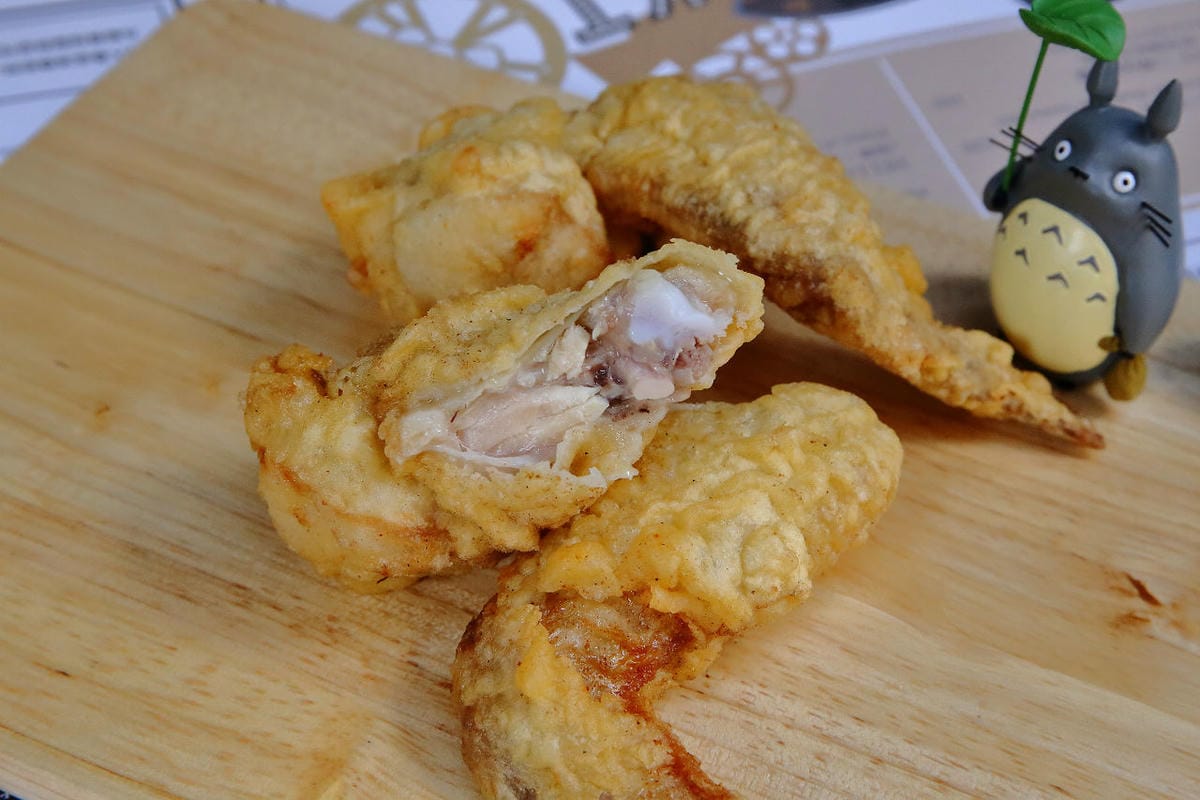 【食。八德】八德湯翅～在地人帶路，噴汁爆漿湯翅！下午時間排隊人潮湧現…薄脆外皮、肉鮮嫩多汁，一個不夠吃？再來一個！(已歇業)