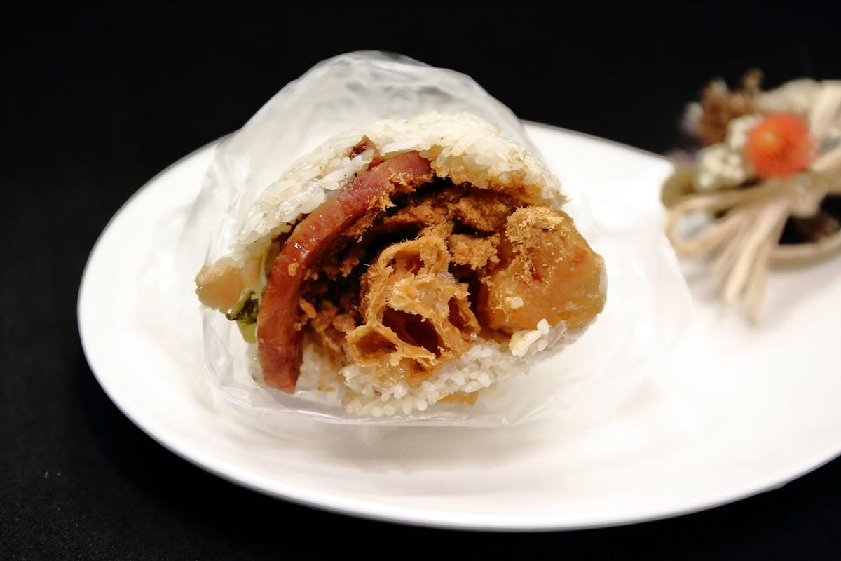 【食。永和】家家飯糰～永和隱藏版早餐美食。紫米飯糰香Q好吃，只要銅板價！(原劉家飯糰)