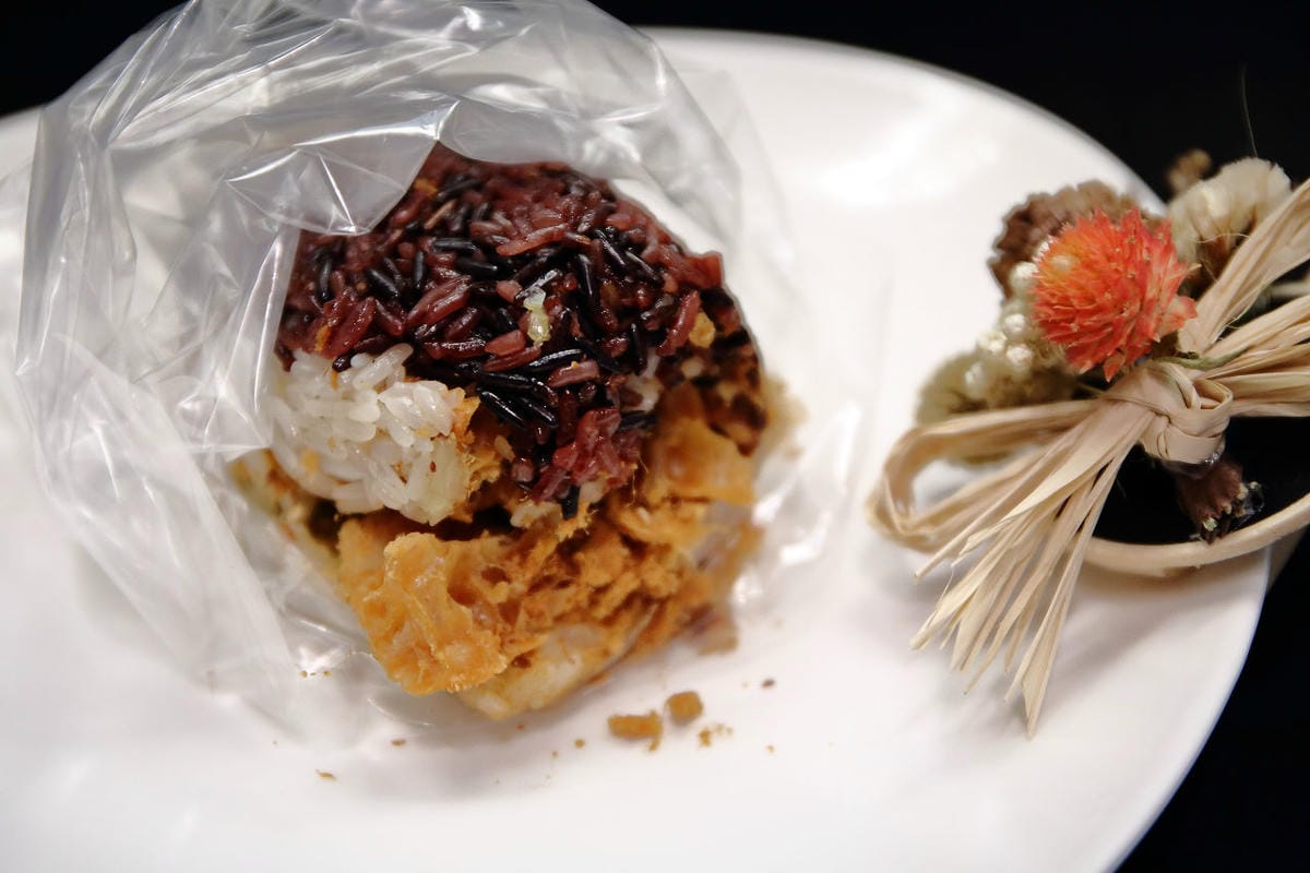 【食。永和】家家飯糰～永和隱藏版早餐美食。紫米飯糰香Q好吃，只要銅板價！(原劉家飯糰)