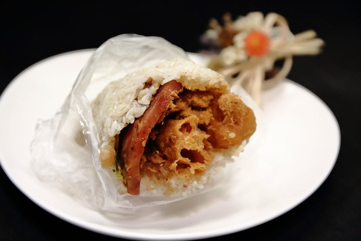 【食。永和】家家飯糰～永和隱藏版早餐美食。紫米飯糰香Q好吃，只要銅板價！(原劉家飯糰)