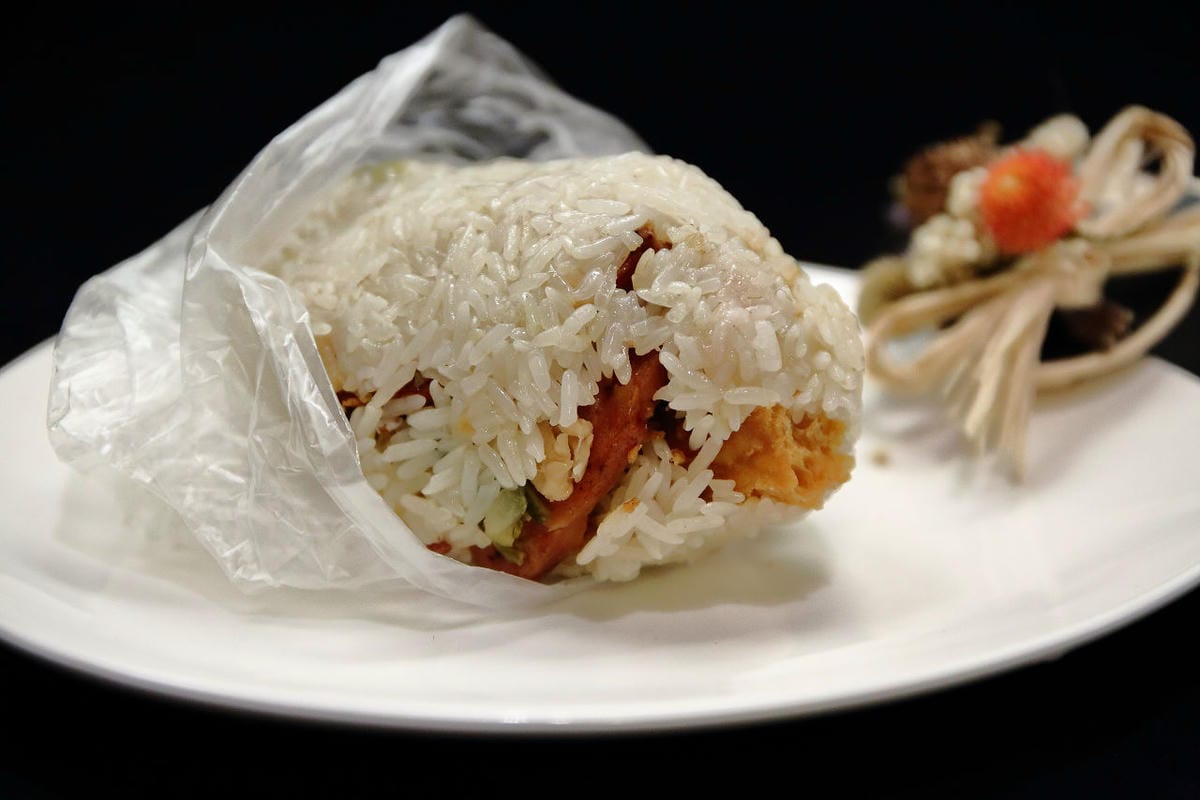 【食。永和】家家飯糰～永和隱藏版早餐美食。紫米飯糰香Q好吃，只要銅板價！(原劉家飯糰)