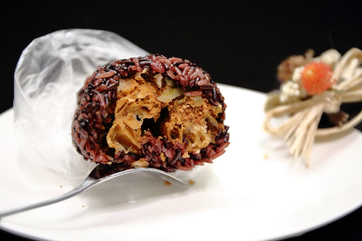 【食。永和】家家飯糰～永和隱藏版早餐美食。紫米飯糰香Q好吃，只要銅板價！(原劉家飯糰)