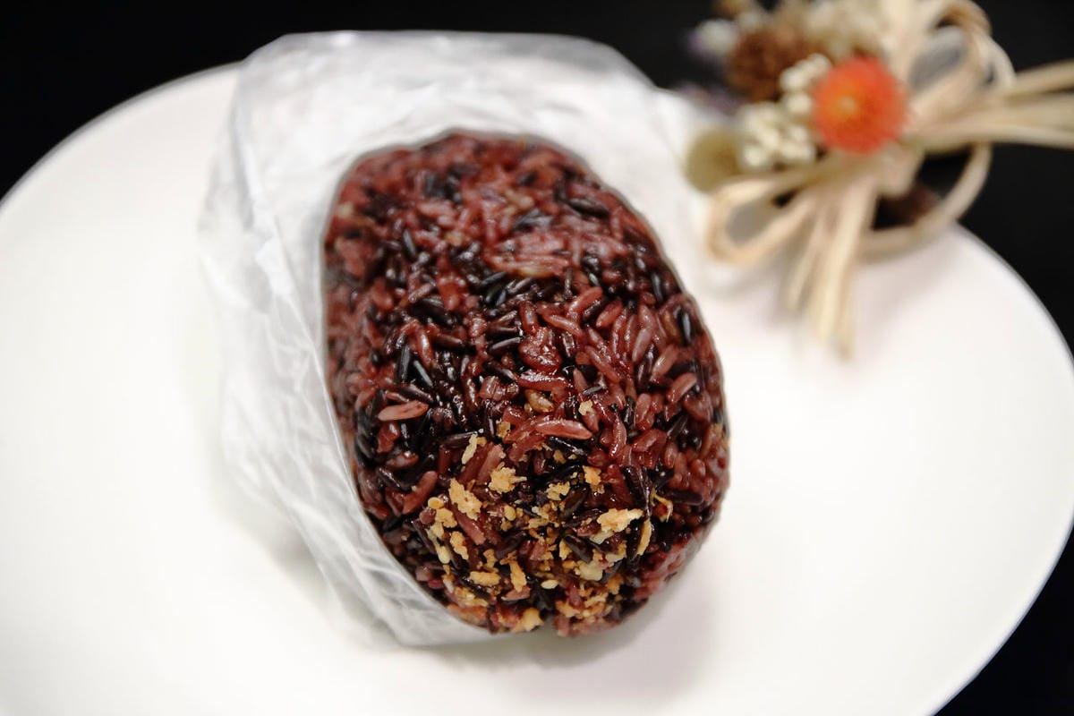 【食。永和】家家飯糰～永和隱藏版早餐美食。紫米飯糰香Q好吃，只要銅板價！(原劉家飯糰)