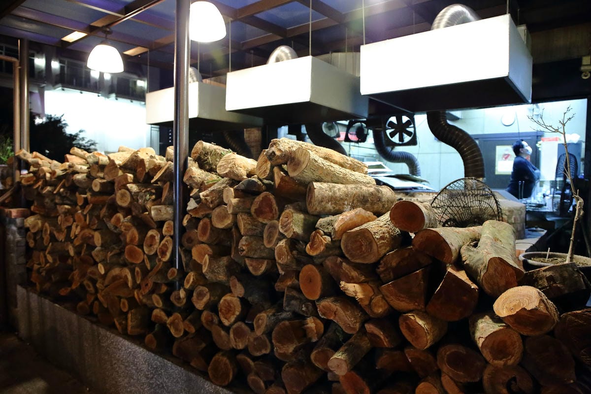 【食。桃園】甕霸王甕仔雞～都市裡驚見會噴汁的甕仔雞！正港放山雞古早味再現！招牌熱炒，道道都是特色！(已歇業)