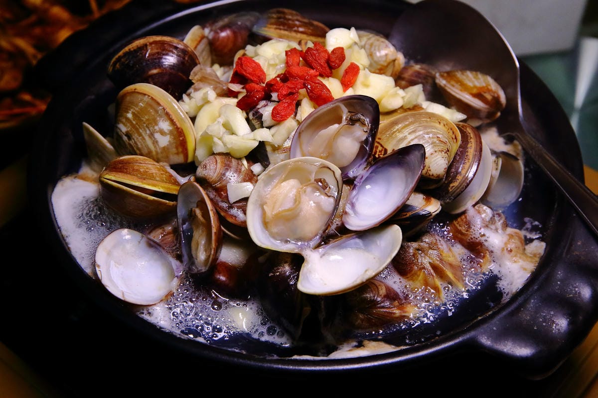 【食。桃園】甕霸王甕仔雞～都市裡驚見會噴汁的甕仔雞！正港放山雞古早味再現！招牌熱炒，道道都是特色！(已歇業)