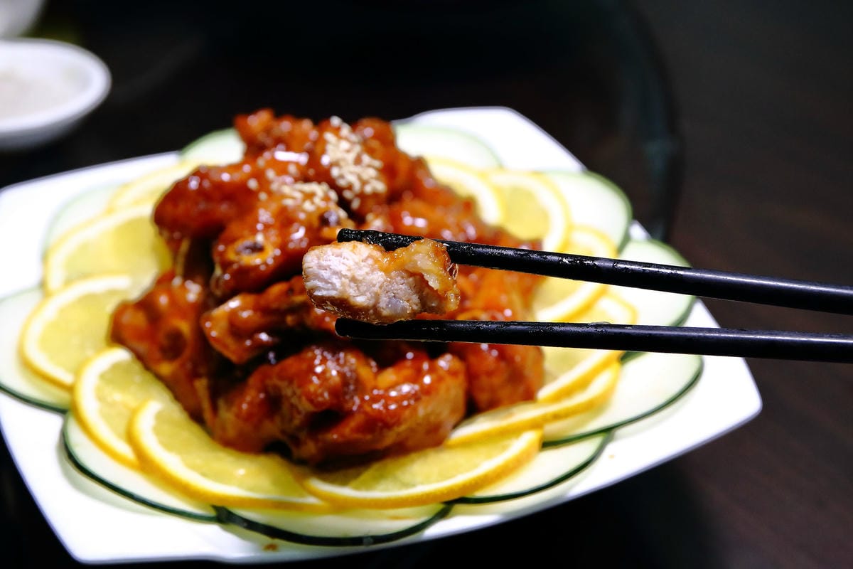 【食。桃園】甕霸王甕仔雞～都市裡驚見會噴汁的甕仔雞！正港放山雞古早味再現！招牌熱炒，道道都是特色！(已歇業)