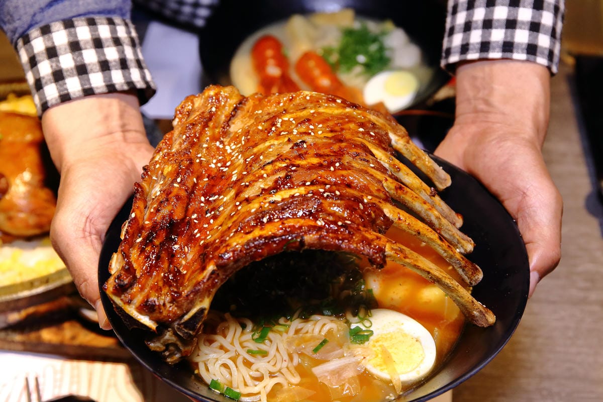 【食。中壢】釜山拉麵～地表最強無敵拉麵！霸氣龍蝦拉麵，94狂！傳說中比臉還大的豬肋排拉麵，每日限量沒吃到你會後悔…(已歇業)