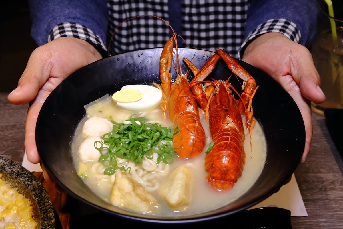 【食。中壢】釜山拉麵～地表最強無敵拉麵！霸氣龍蝦拉麵，94狂！傳說中比臉還大的豬肋排拉麵，每日限量沒吃到你會後悔…(已歇業)