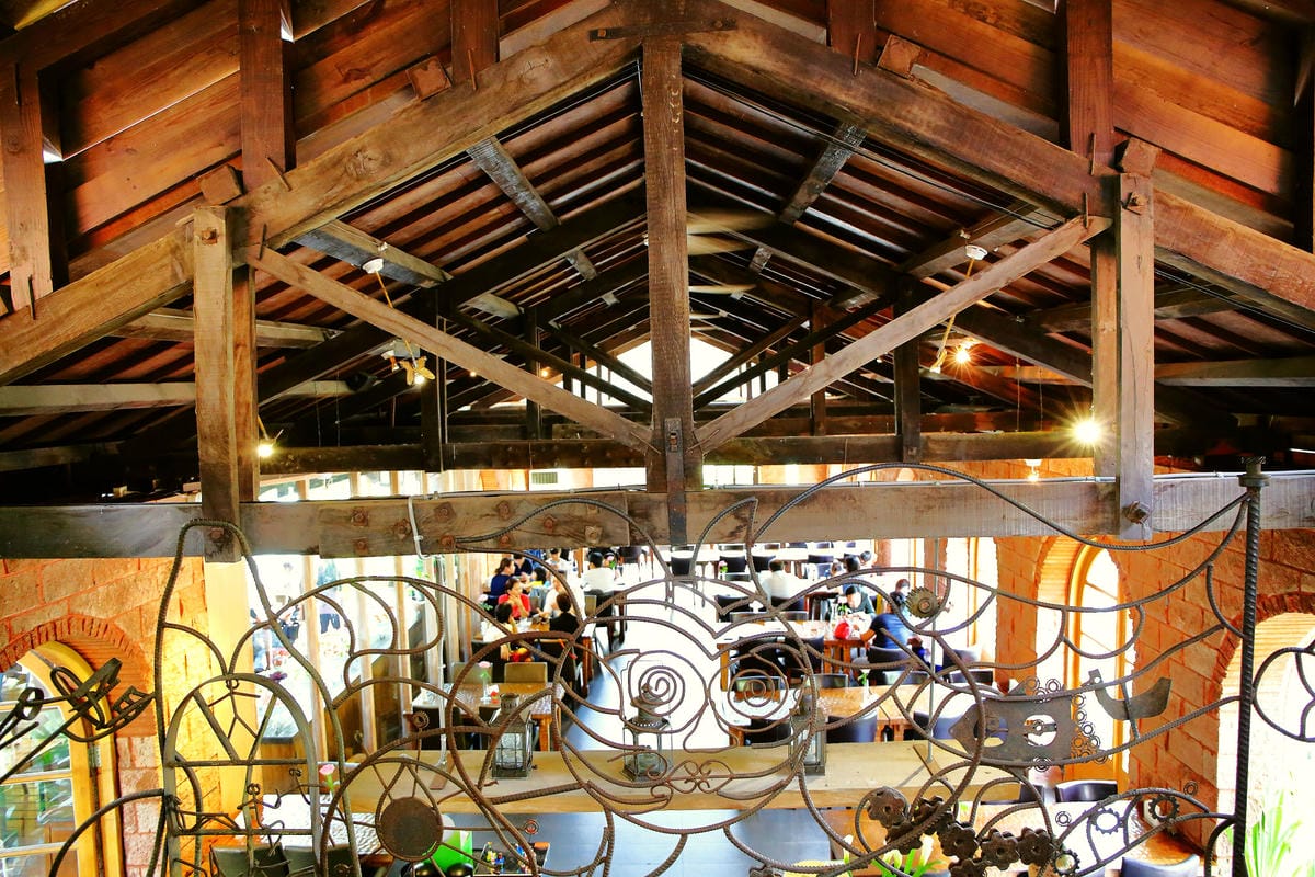 【食+遊。苗栗】漫步雲端森林廚房～三義景觀餐廳。森林X城堡浪漫秘境！『季節限定』與螢火蟲滿天共舞！（寵物友善餐廳）　