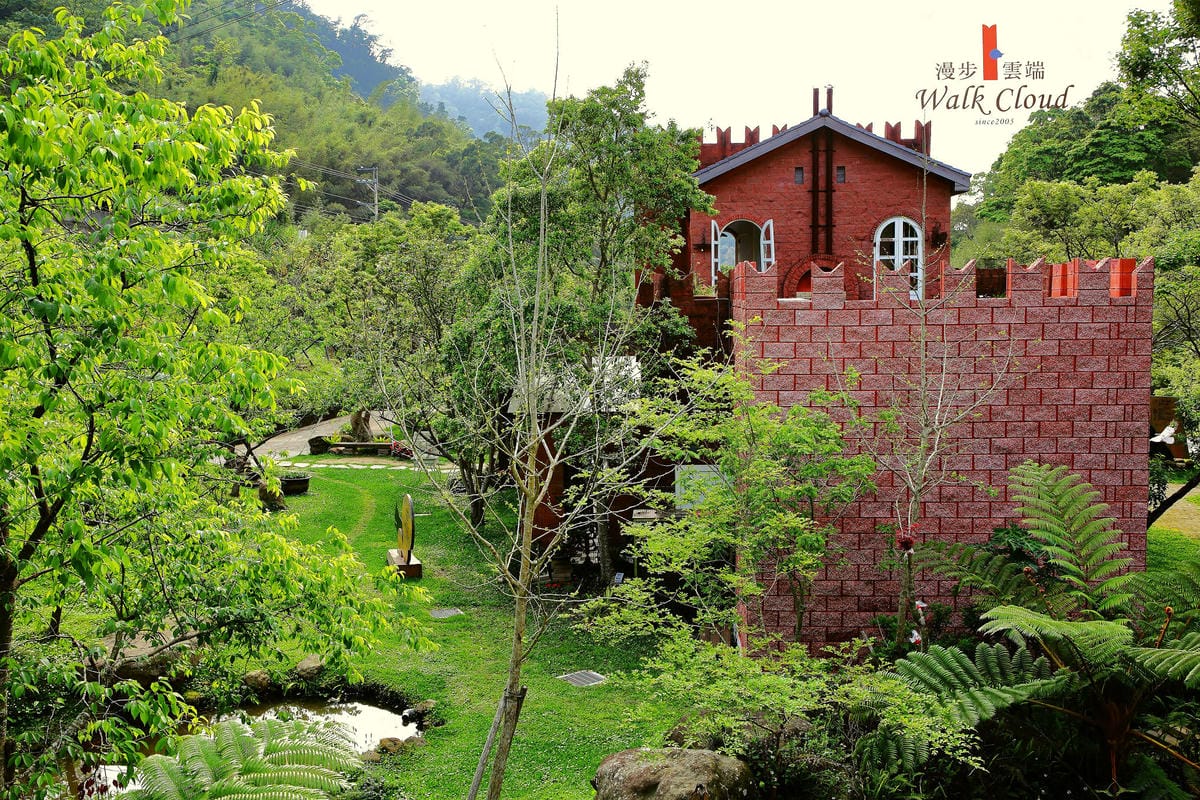 【食+遊。苗栗】漫步雲端森林廚房～三義景觀餐廳。森林X城堡浪漫秘境！『季節限定』與螢火蟲滿天共舞！（寵物友善餐廳）　