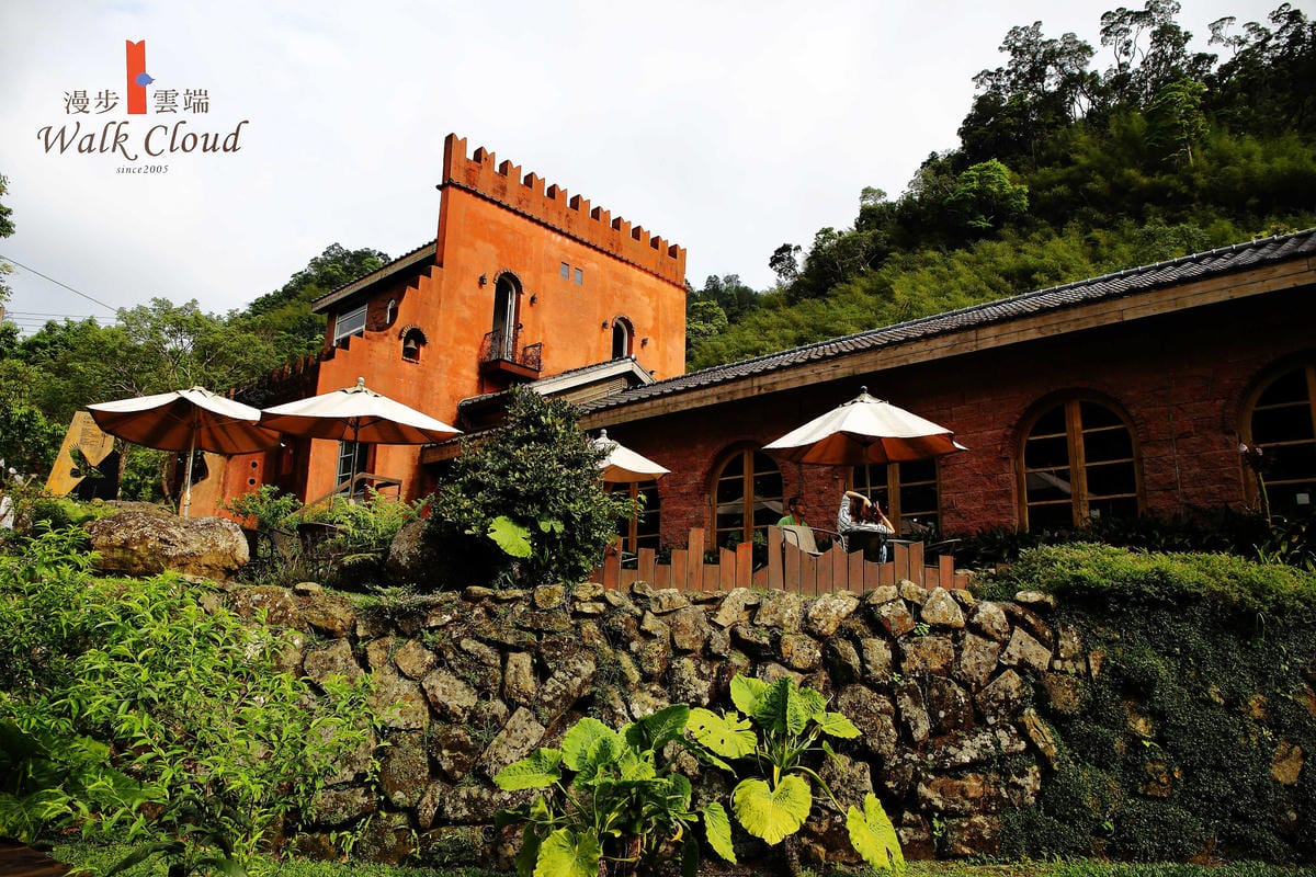 【食+遊。苗栗】漫步雲端森林廚房～三義景觀餐廳。森林X城堡浪漫秘境！『季節限定』與螢火蟲滿天共舞！（寵物友善餐廳）　