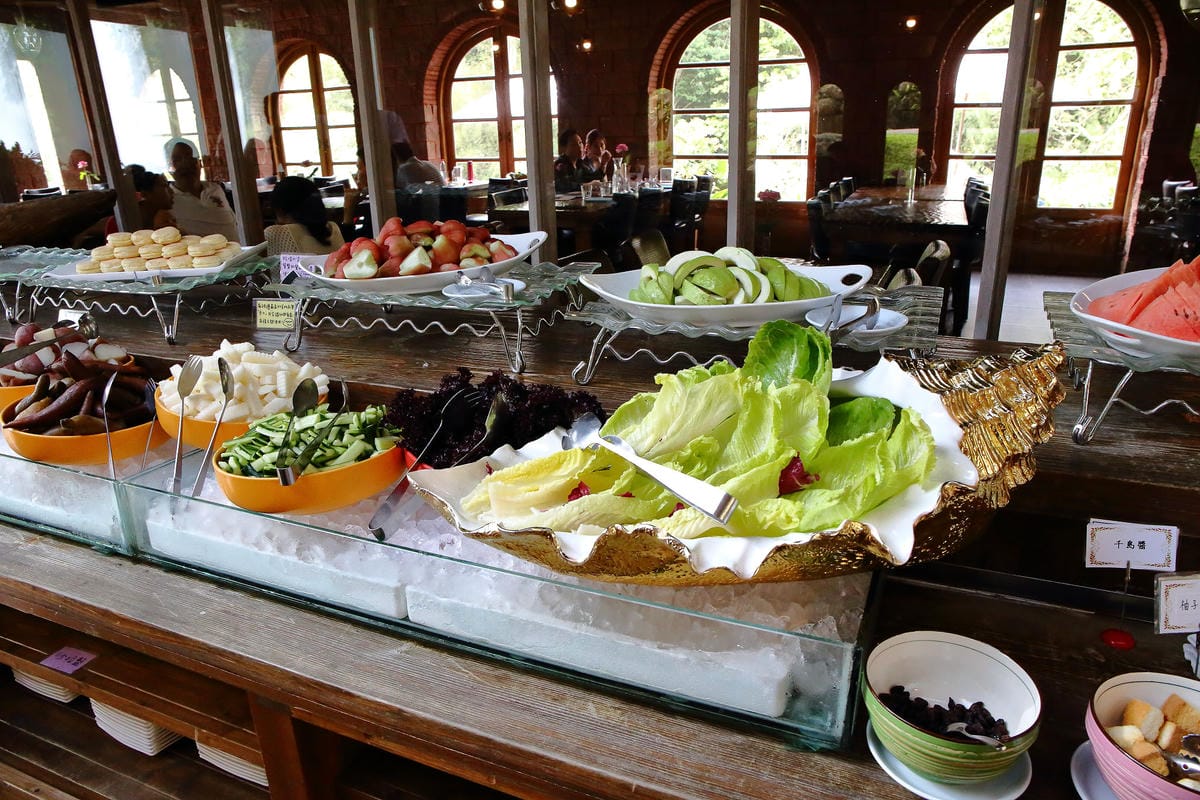 【食+遊。苗栗】漫步雲端森林廚房～三義景觀餐廳。森林X城堡浪漫秘境！『季節限定』與螢火蟲滿天共舞！（寵物友善餐廳）　